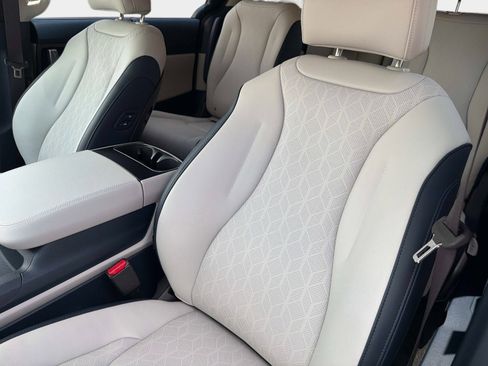 New 2026 Kia Carnival EX FWD image 18