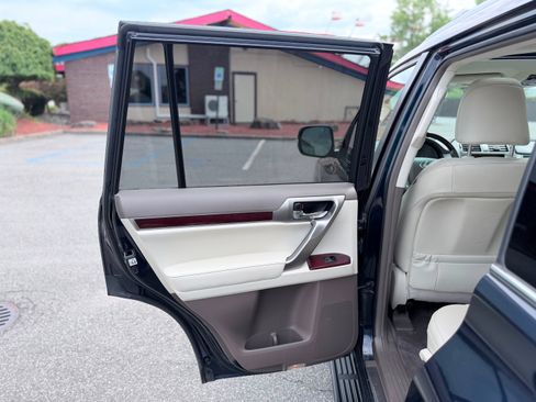 Used 2019 Lexus GX 460 Premium w/ Premium Package AWD/4WD image 16