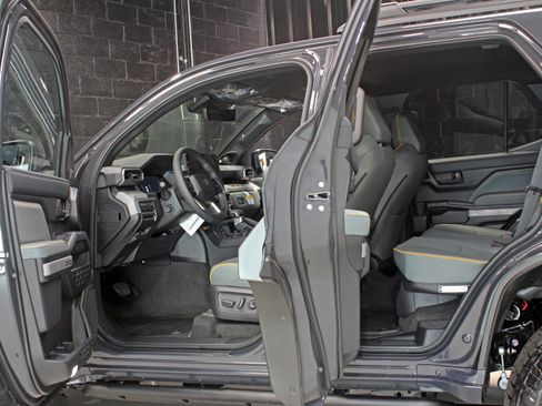 Used 2025 Toyota 4Runner Trailhunter image 34