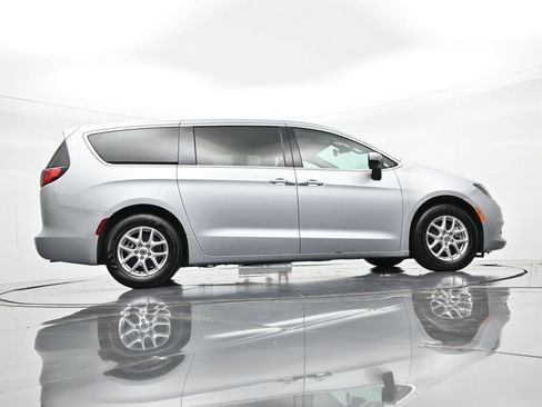 Used 2023 Chrysler Voyager LX FWD image 21