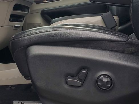 Used 2018 Chrysler Pacifica Touring-L Plus w/ Tire & Wheel Group FWD image 8