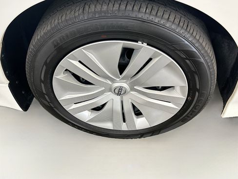 Used 2025 Nissan Leaf S image 11