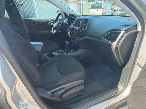Used 2020 Jeep Cherokee Latitude FWD image 9