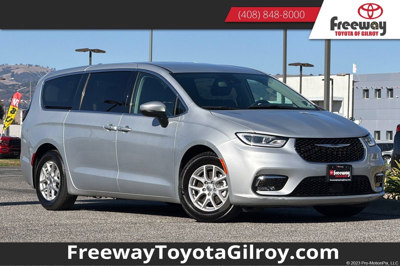 Used 2023 Chrysler Pacifica Touring-L FWD image 1