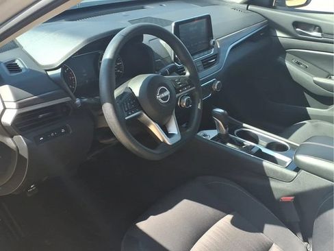 Used 2024 Nissan Altima 2.5 SV FWD image 8