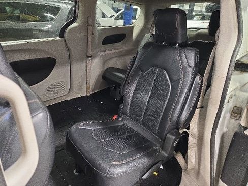 Used 2020 Chrysler Pacifica Touring-L FWD image 12