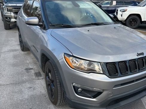 Used 2018 Jeep Compass Latitude image 3