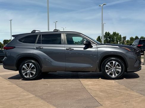 Used 2023 Toyota Highlander XLE FWD image 3