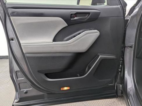 Used 2021 Toyota Highlander L image 13