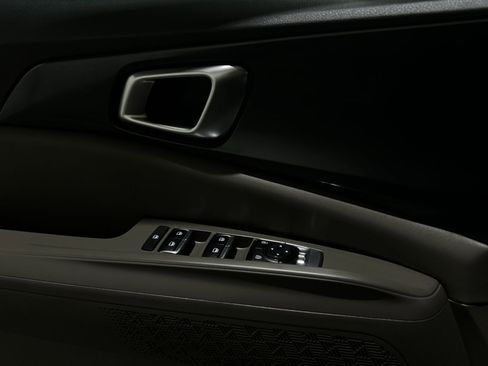 Used 2025 Kia Carnival FWD image 28