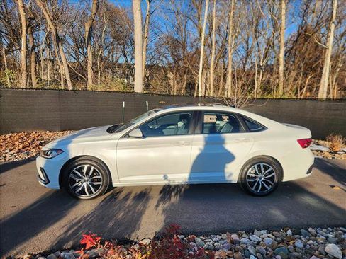 Used 2025 Volkswagen Jetta SE w/ Sunroof Package image 2