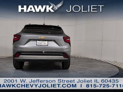 Used 2025 Chevrolet Trax LT w/ LT Convenience Package FWD image 5