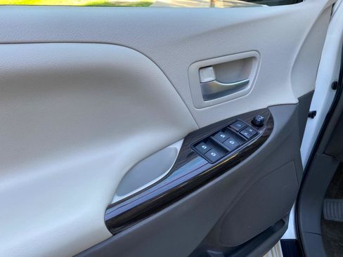 Used 2015 Toyota Sienna XLE Premium FWD image 24