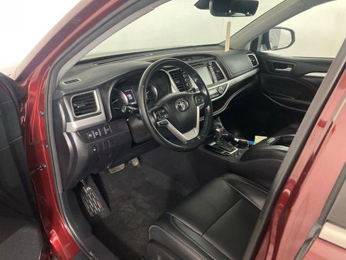 Used 2017 Toyota Highlander XLE image 11