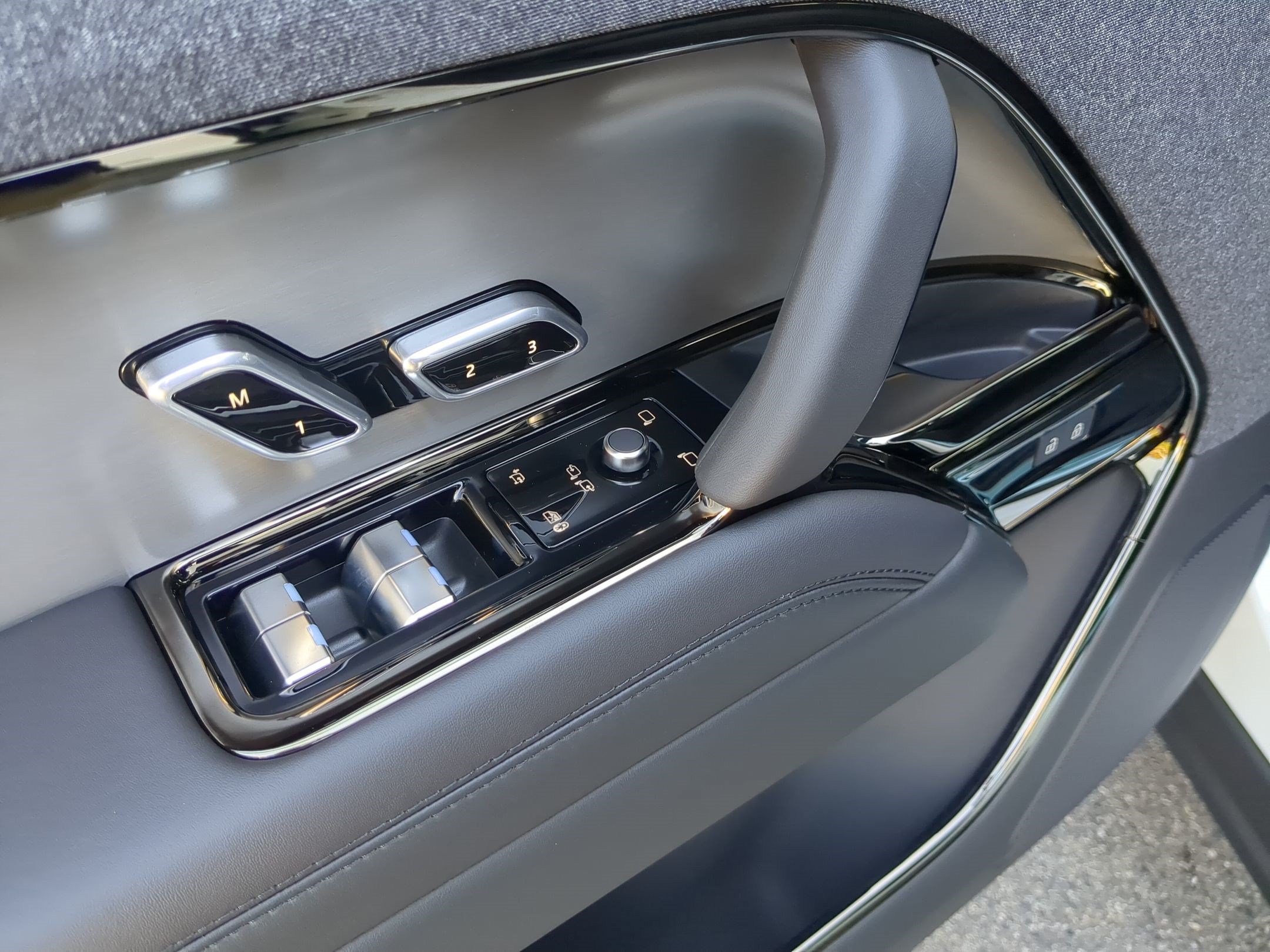 New 2027 Land Rover Range Rover Sport SE AWD/4WD image 13