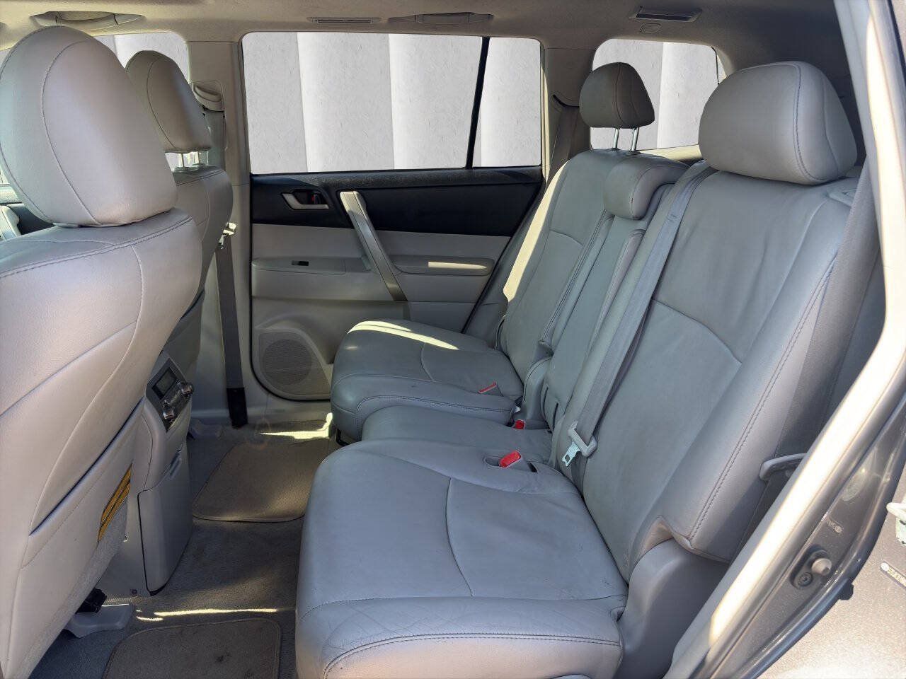 Used 2010 Toyota Highlander SE AWD/4WD image 16