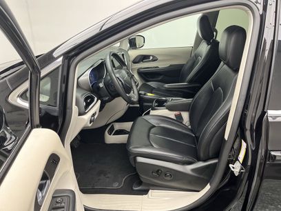 Used 2024 Chrysler Pacifica Touring-L