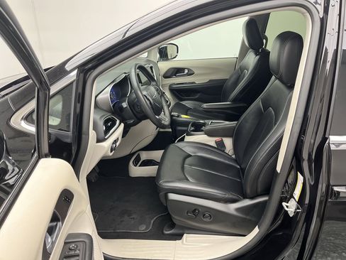 Used 2024 Chrysler Pacifica Touring-L image 3