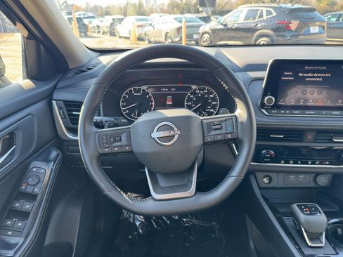 Used 2025 Nissan Rogue SV image 30