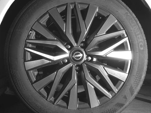 Used 2025 Nissan Altima 2.5 SV FWD image 14