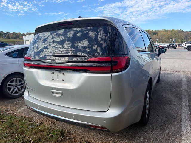 Used 2026 Chrysler Pacifica Select FWD image 5