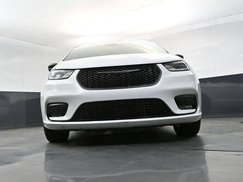 Used 2025 Chrysler Pacifica Limited FWD image 19