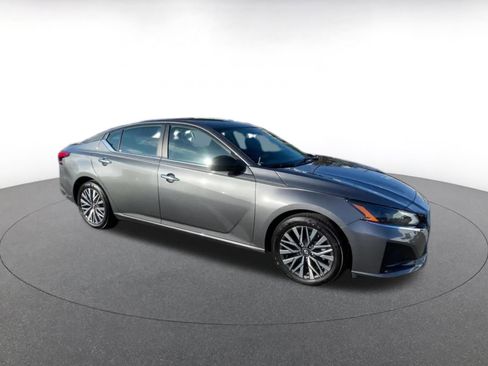 Used 2025 Nissan Altima 2.5 SV FWD image 2