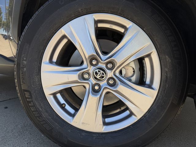 Used 2025 Toyota RAV4 LE AWD/4WD image 9
