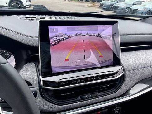 Used 2023 Jeep Compass Latitude image 13