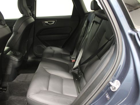 Used 2023 Volvo XC60 B5 Plus image 20