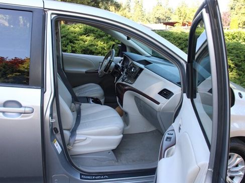 Used 2011 Toyota Sienna XLE w/ Entertainment Pkg FWD image 15