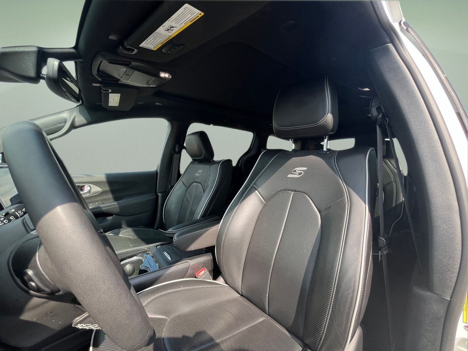 Used 2024 Chrysler Pacifica Limited w/ Uconnect Theater Family Group FWD image 12