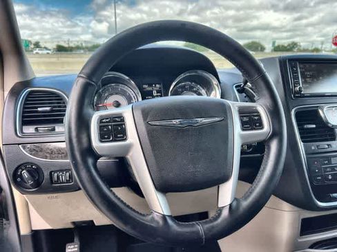 Used 2015 Chrysler Town & Country Touring w/ Driver Convenience Group FWD image 17