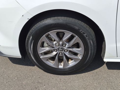 Used 2025 Toyota Sienna LE FWD image 14