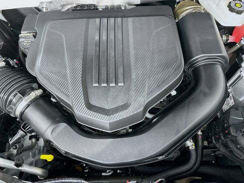 Used 2025 Chevrolet Traverse LT image 36