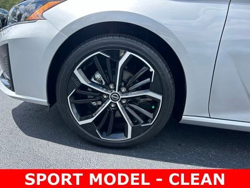 Used 2025 Nissan Altima 2.5 SR FWD image 9
