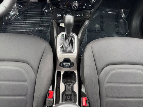 Used 2022 Jeep Renegade Latitude AWD/4WD image 11