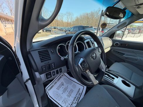 Used 2014 Toyota Tacoma 4x4 Access Cab V6 w/ TRD Sport Package image 9