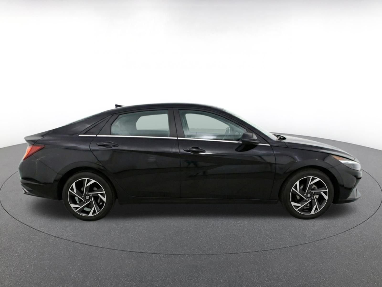 Used 2025 Hyundai Elantra Limited FWD image 9