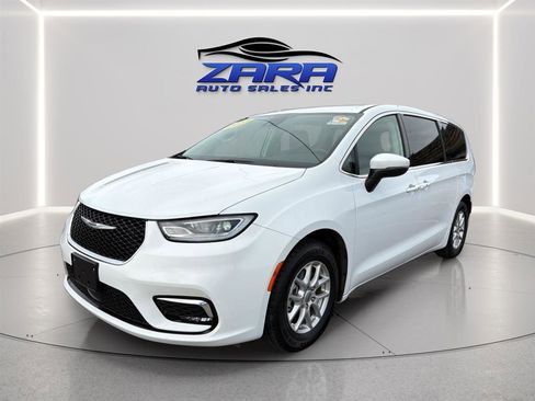 Used 2023 Chrysler Pacifica Touring-L image 3