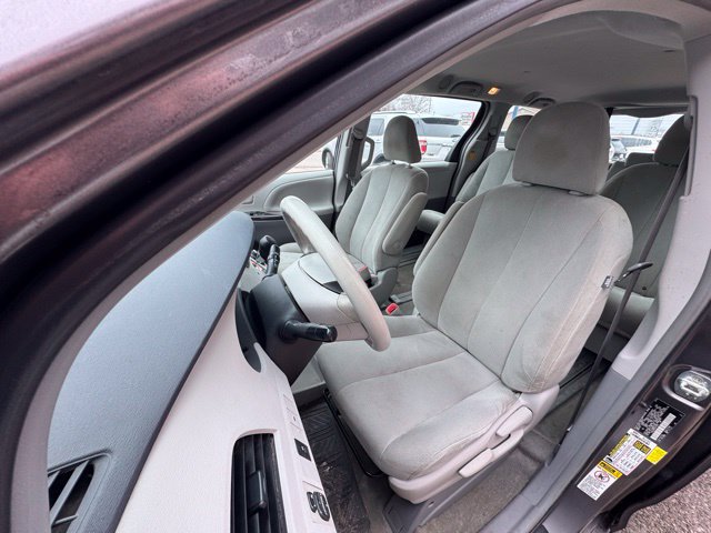 Used 2014 Toyota Sienna L FWD image 9
