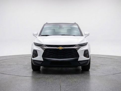 Used 2025 Chevrolet Blazer LT image 2