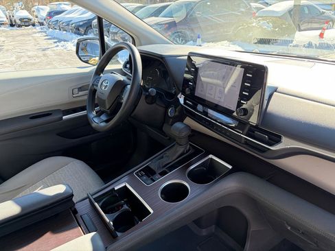 Used 2024 Toyota Sienna LE image 40