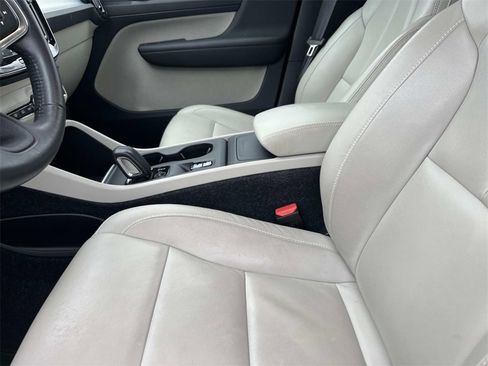 Used 2019 Volvo XC40 T4 Momentum image 22