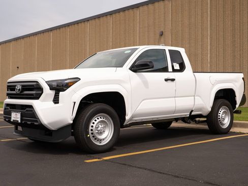 Used 2025 Toyota Tacoma SR image 4