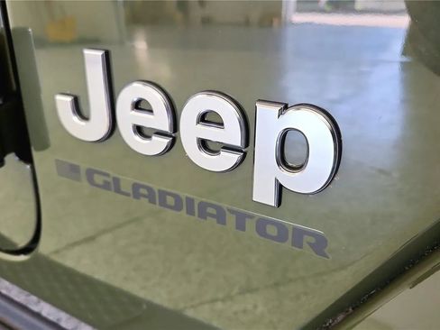 Used 2023 Jeep Gladiator Overland w/ Cold Weather Group AWD/4WD image 18