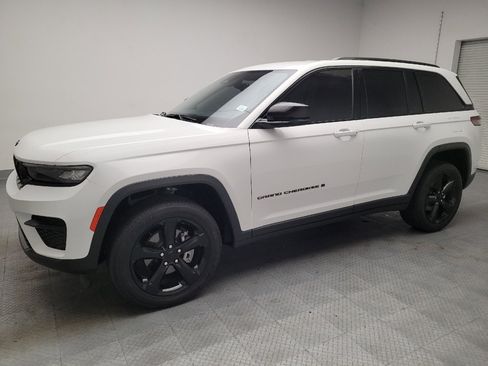 Used 2023 Jeep Grand Cherokee Altitude AWD/4WD image 2