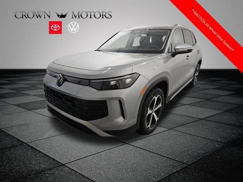 Used 2025 Volkswagen Tiguan SE AWD/4WD image 3