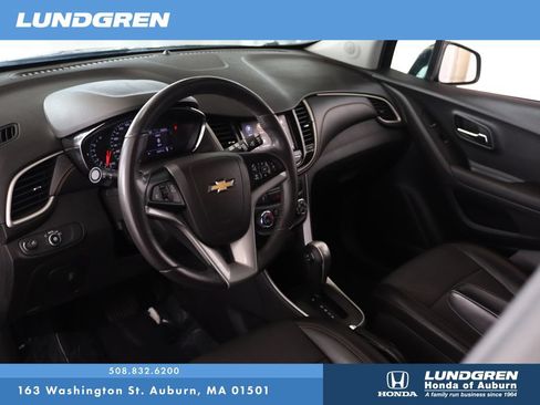Used 2020 Chevrolet Trax LT w/ Redline Edition FWD image 8