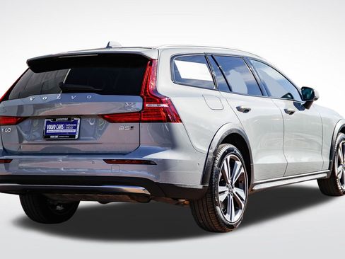 Used 2025 Volvo V60 B5 Cross Country Plus image 7